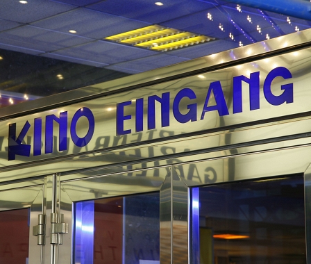 Schild "Kino Eingang"